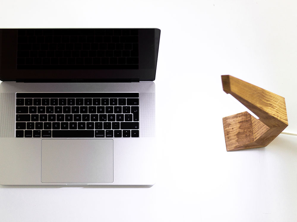 andre-halfes-moon-tischleuchte-4